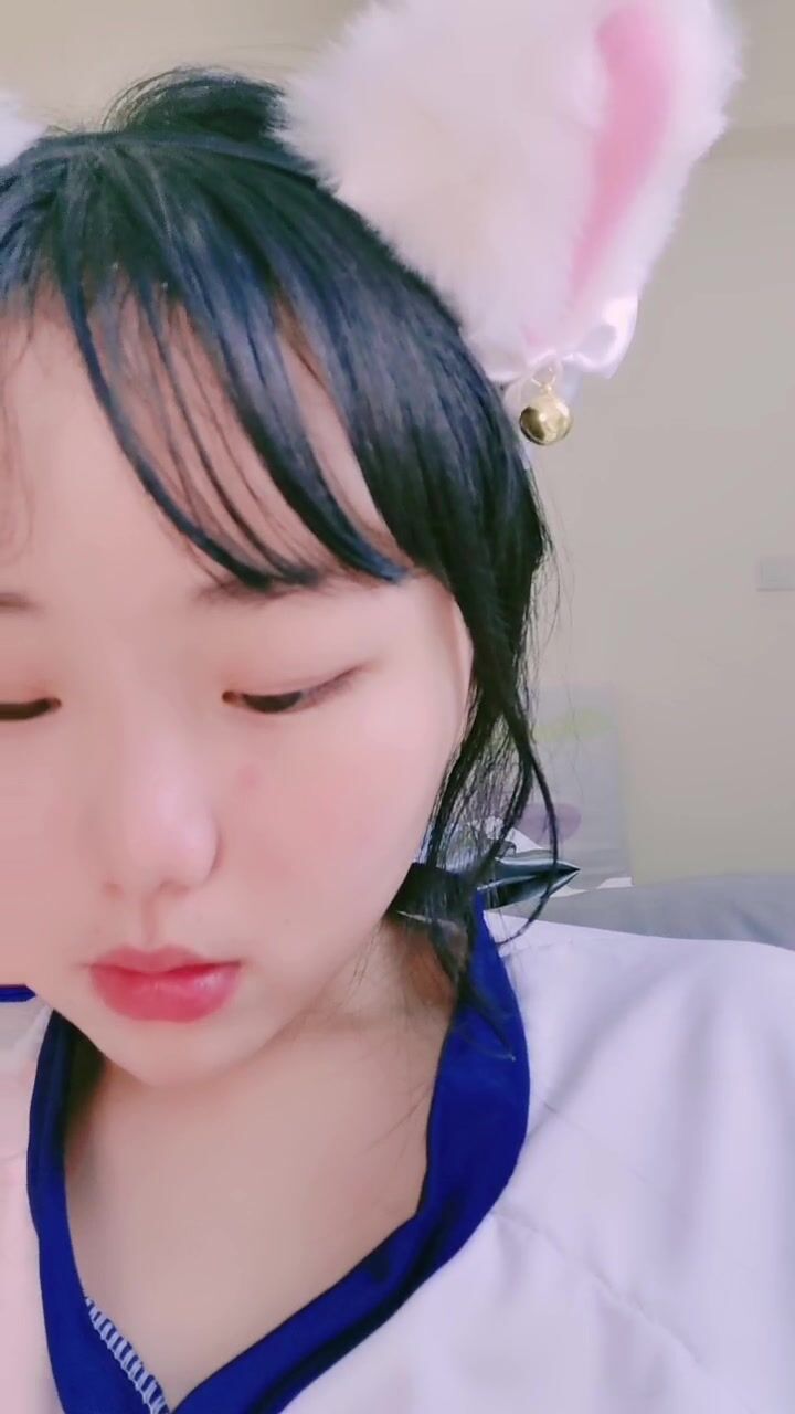 粉嫩长相清纯萝莉学生妹情趣耳朵白丝袜，撩起衣服揉捏奶子，近距离特写粉嫩美穴，翘起圆润大屁股扭动诱惑