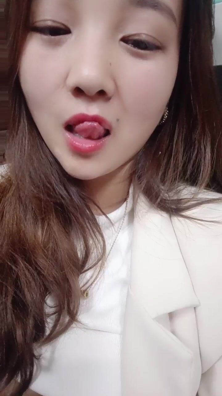 快递驿站里的风骚老板娘，虎牙很可爱全程露脸陪狼友撩骚互动，漏出骚奶子，跳蛋塞逼里搅动呻吟