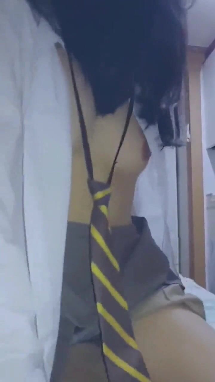 漂亮制服小女友 被大鸡吧男友无套输出 满脸绯红 骚骚的表情很诱人 鲍鱼肥嫩