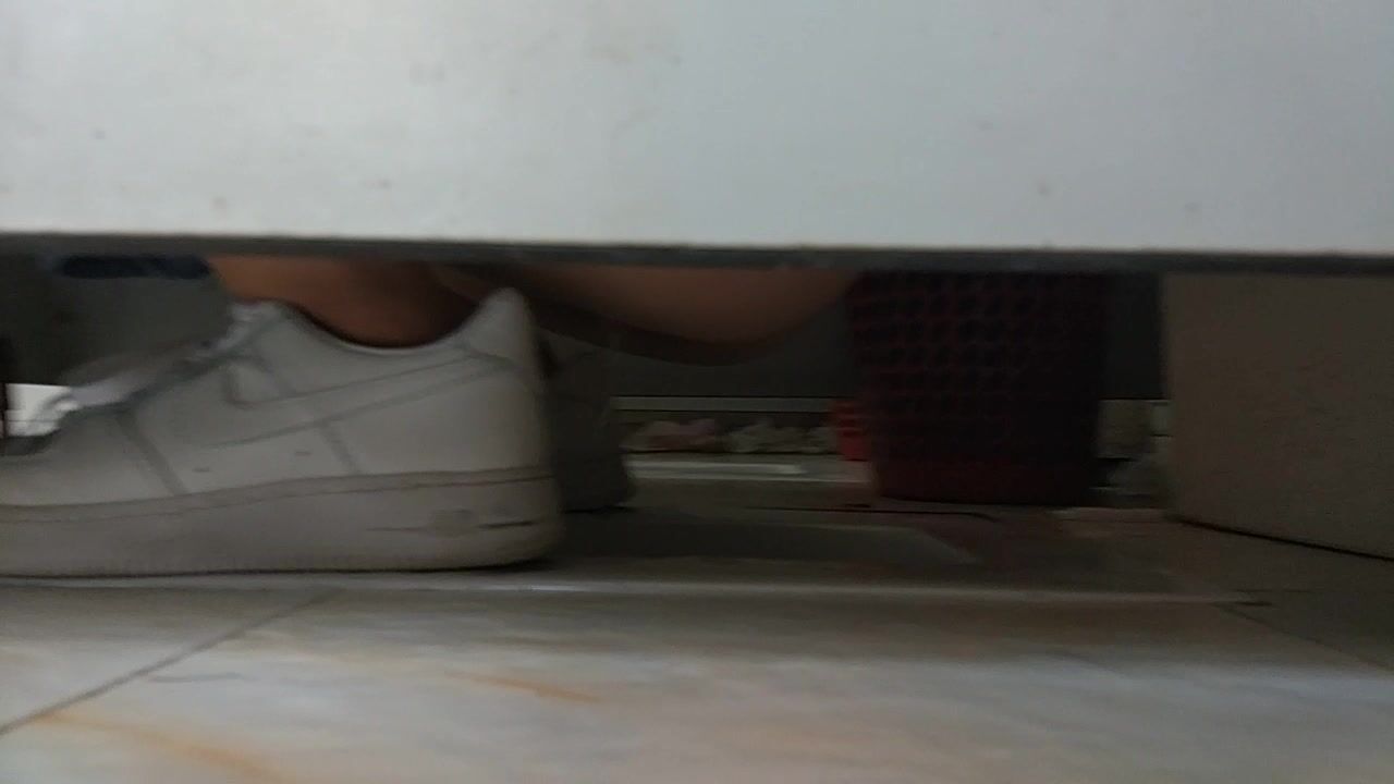 潜入女厕偷拍 被牛仔裤眼镜妹子发现了