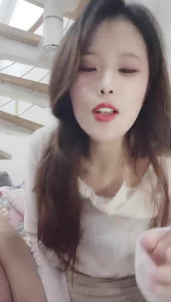胸前纹身性感十足美女大尺度激情 ，高跟鞋开档吊带黑丝袜 ，极品美臀假屌放地上骑坐 ，扶着墙大屁股一下下套弄