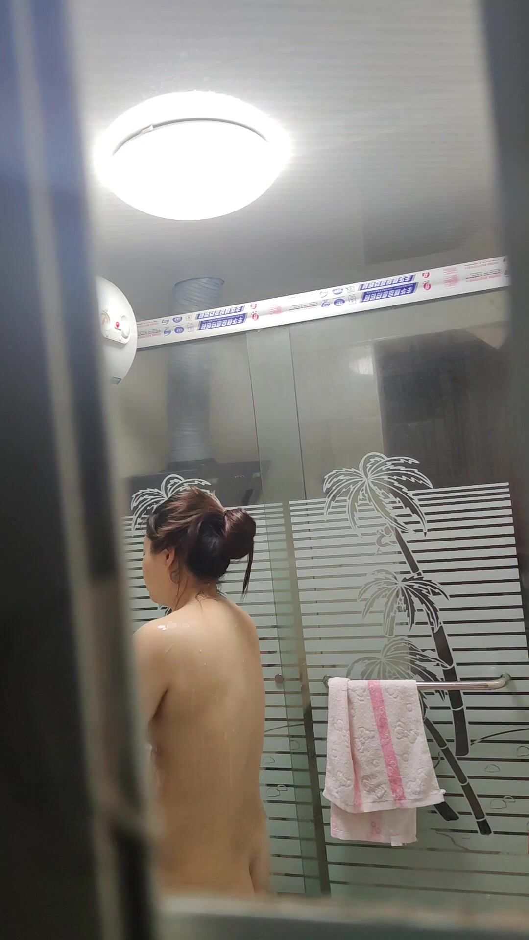 浴室窗外偷窥身材丰满的少妇洗澡换衣服