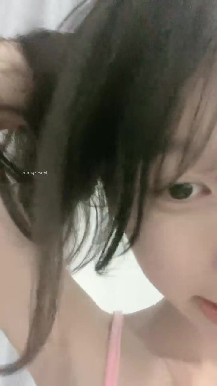 05年学生妹，神似王心凌，【性感大长腿】咕噜熊，小穴粉逼流浆，身材苗条看得人心痒痒，推荐一撸，爽歪歪（1）