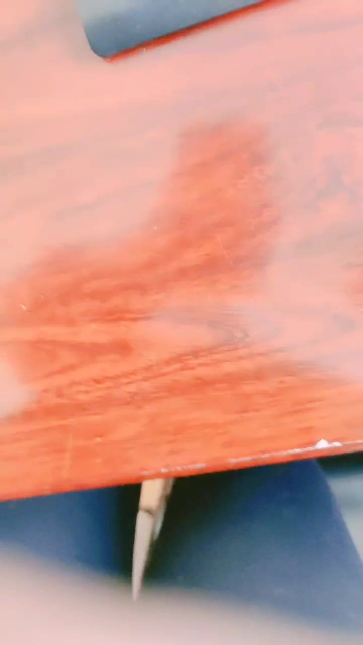 上着班的小少妇都发骚，办公桌脚都能蹭一蹭骚逼，自己抠掰开看特写，圆珠笔插逼，淫声荡语诱惑狼友精彩刺激