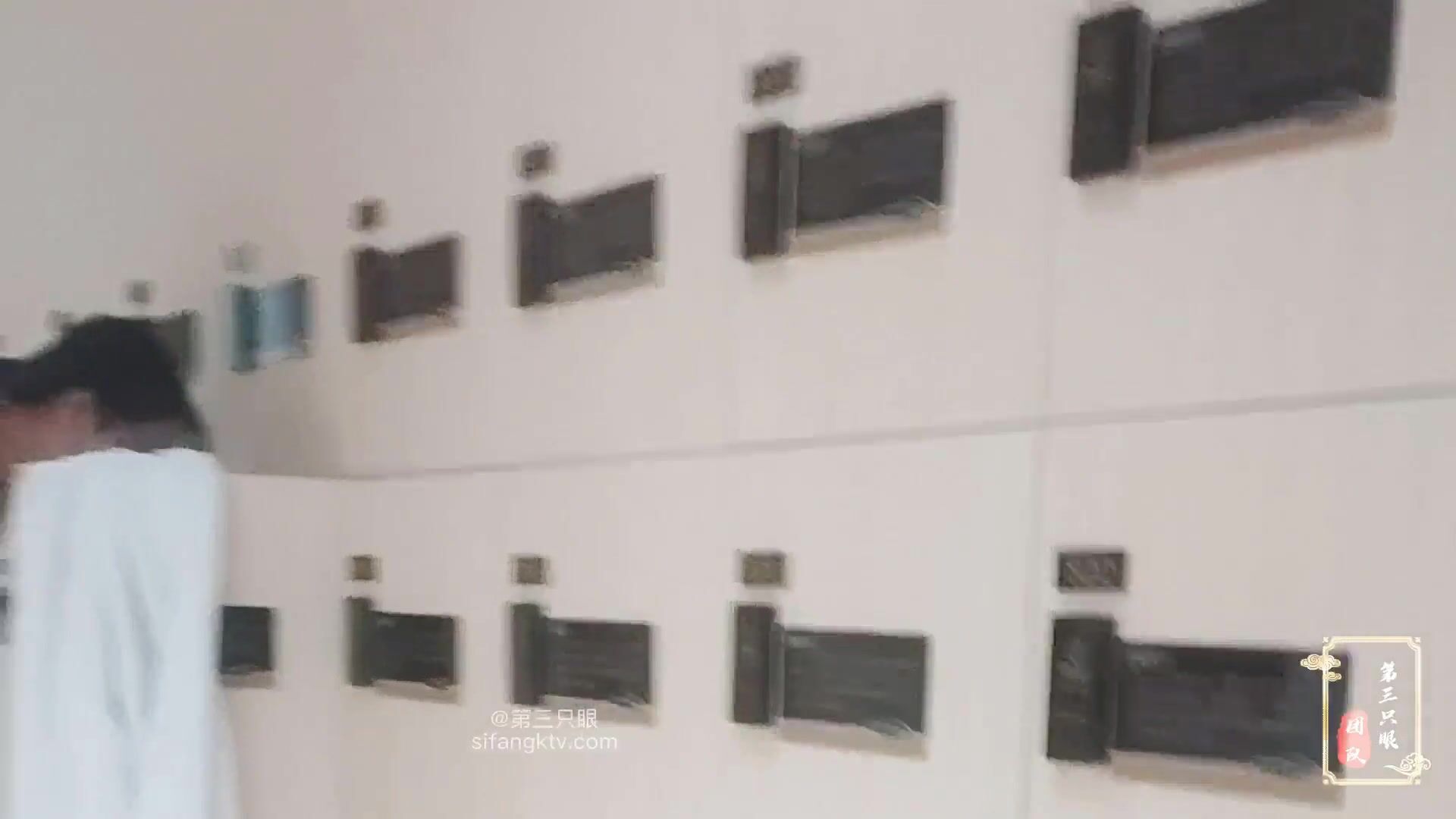 大众浴室内部员工偷拍多位白白嫩嫩的少妇换衣服 光溜溜的到处跑
