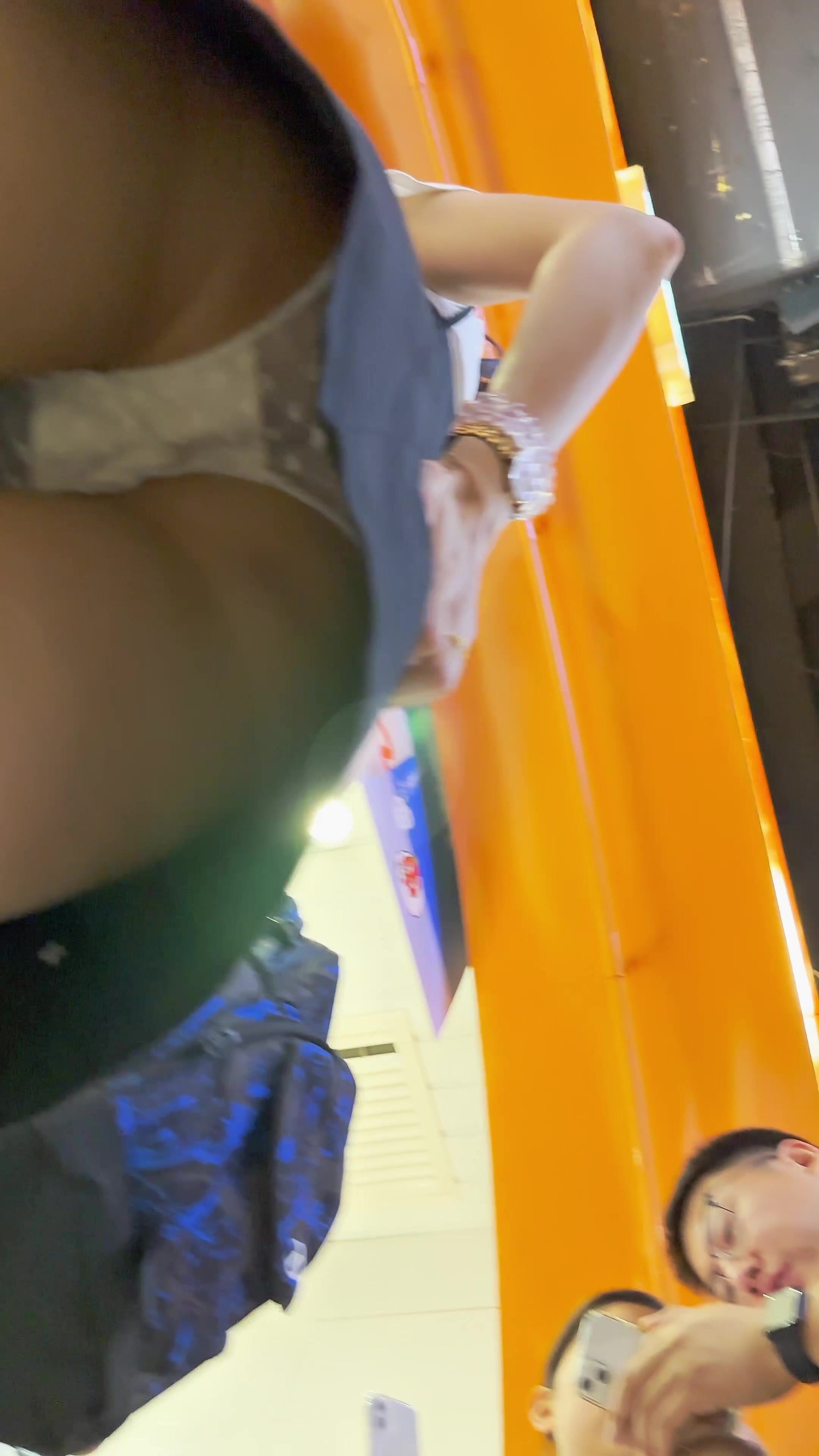 【KFC】靓女和男友等奶茶。透明内黑森林。一看昨晚刚睡过