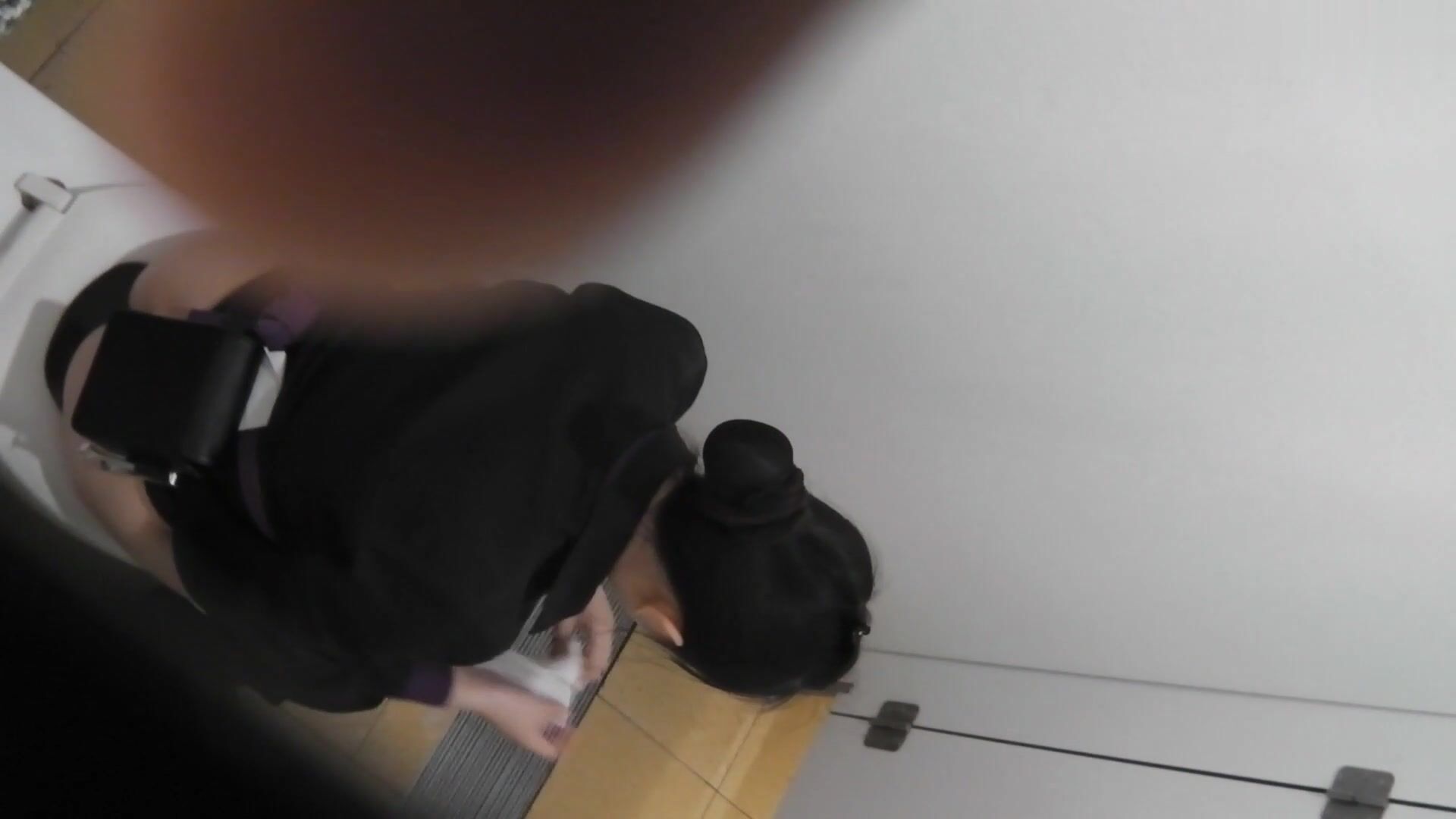 国内厕拍牛人潜入武汉某大型奢侈品商场女厕偷拍美女嘘嘘貌似都是些白领丽人