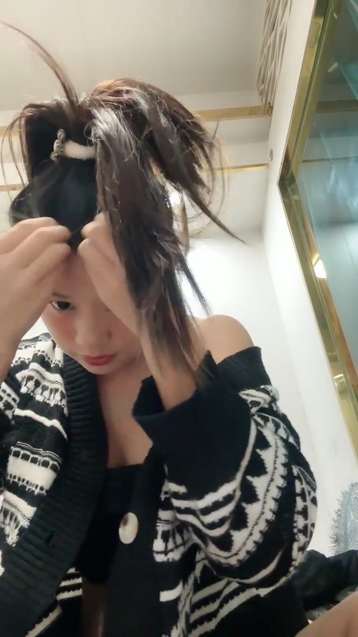 新人玫瑰】猝不及防的魅惑 各种撩人的姿势手抠骚逼 淫水泛滥.