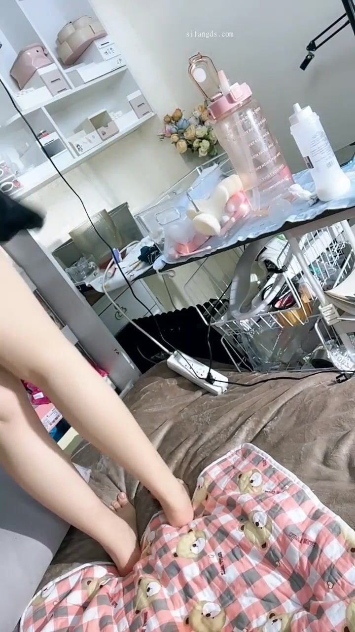 -小骚骚 真淫荡 【06小朋友】貌似带姨妈被操 干出好多血液1
