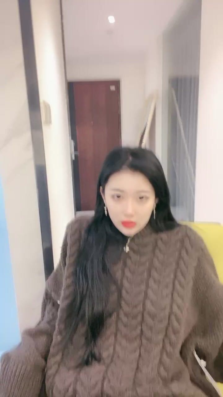 烈焰红唇花臂纹身美乳小姐姐 ，脱掉衣服扭动细腰 ，坐在椅子上振动棒插穴，跳蛋震动阴蒂 ，双管齐下娇喘呻吟