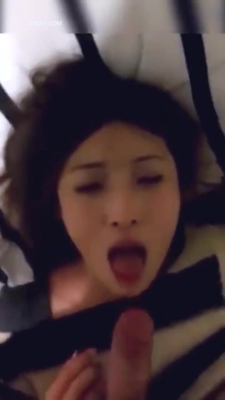 高颜值小美女渴望的眼神 想不想被干 想 还沒开操就已经水汪汪了 逼毛乌黑浓密