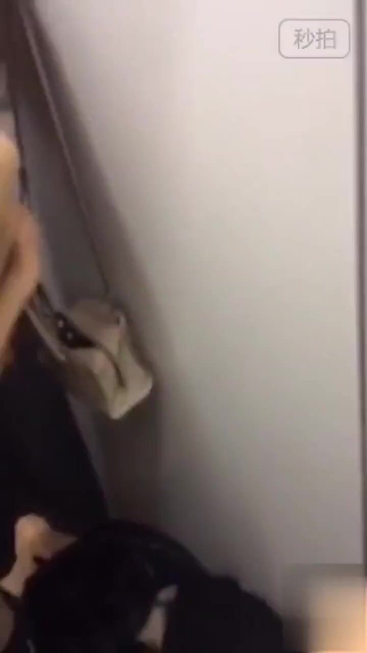 商场试衣间啪啪 美女光溜溜的就不怕有人突然撩布帘进来 叫老公 老公我爱你 以后我们在一起 貌似还是偷情