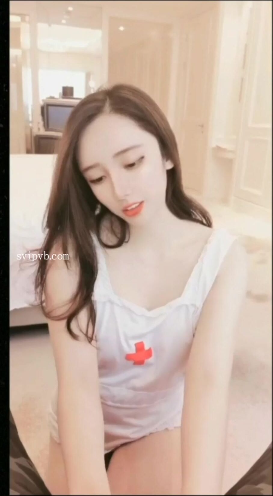 男：护士姐姐，我好难受啊，小弟弟难受，你好温柔哦。 姐姐：你哪里难受吖，我帮你看一下啊