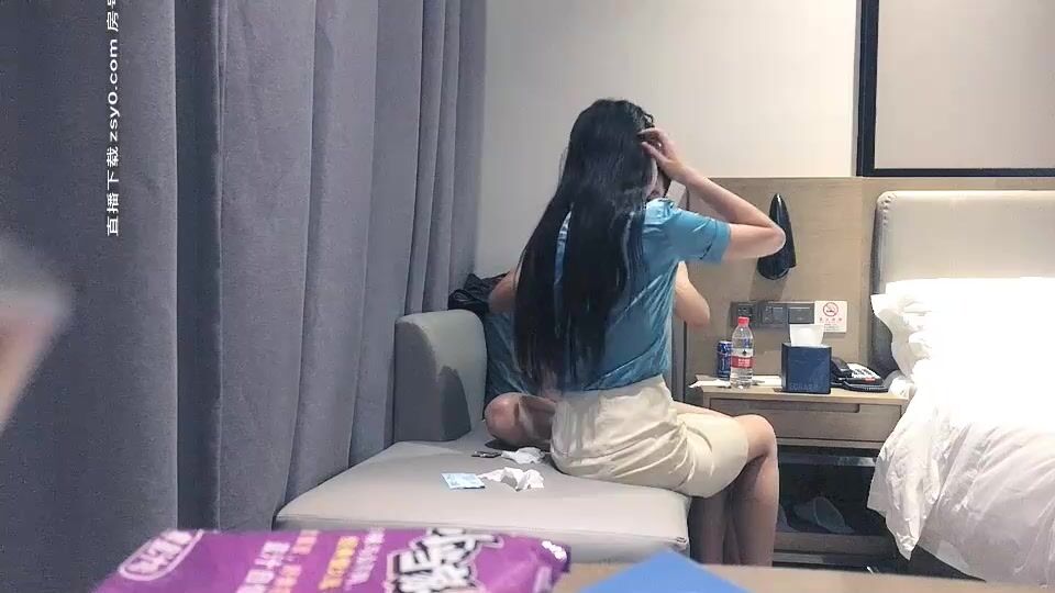 【帅小伙酒店约操温柔兼职美妞】先调调情再操 ，舌吻隔着衣服揉奶子 ，吸吮舔屌骑上来抽插 ，扶着屁股后入爆操小骚逼