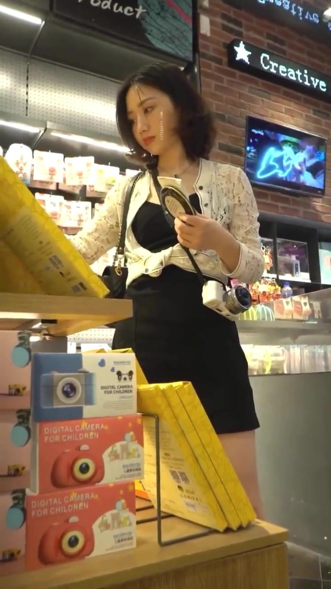 商城抄底漂亮小美女 大白腿 大屁屁 白骚丁真性感 没想到小孩都有了 还是老夫少妻